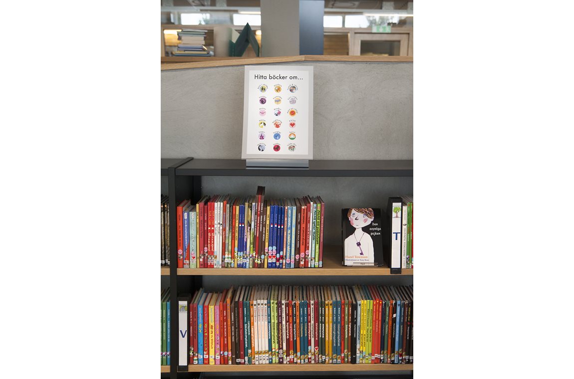 Munkhätteskolan, Malmo, Sweden - School library