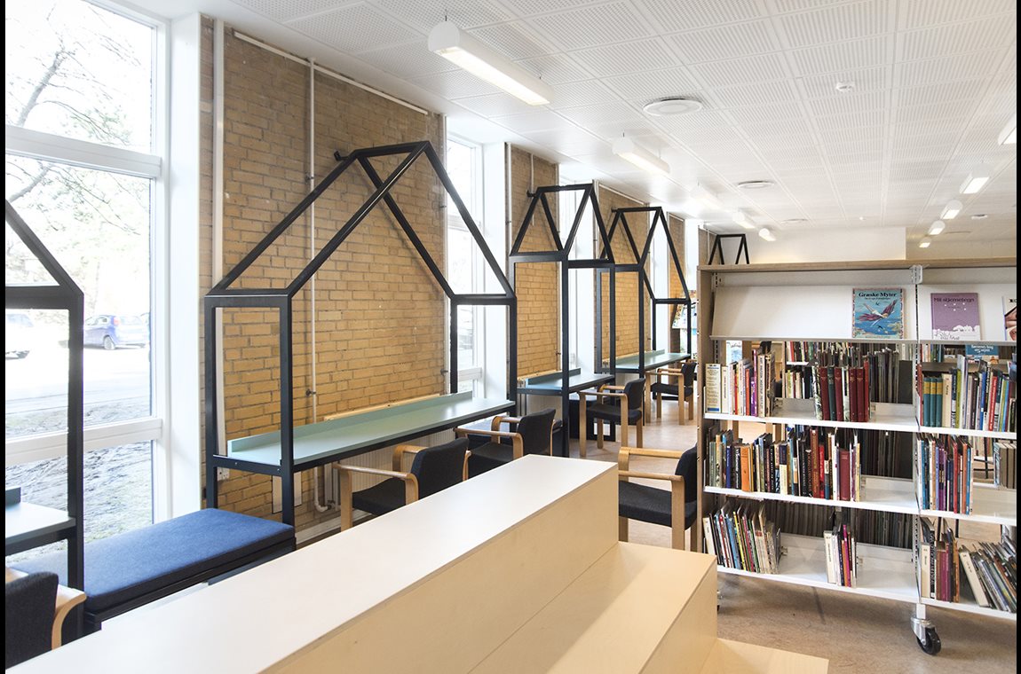 Engstrandskolen, Hvidovre, Denmark - School library
