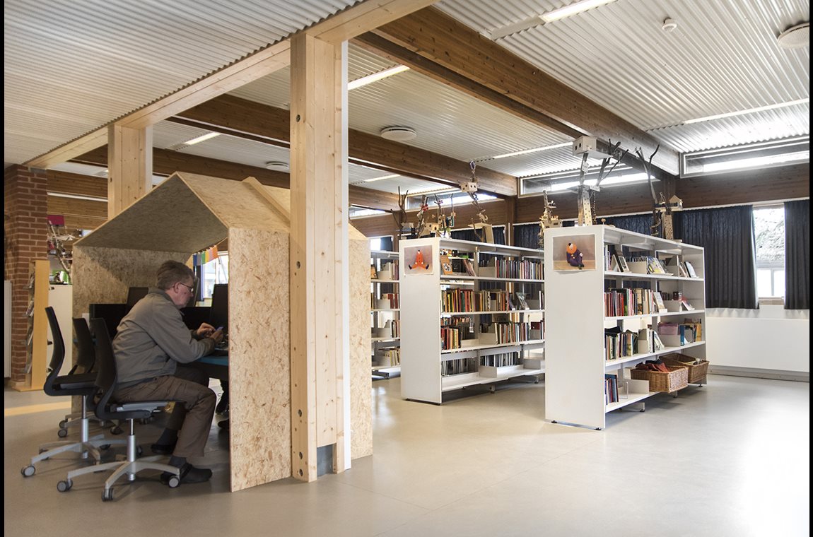 Pilehaveskolen, Vallensbæk, Denmark - School library