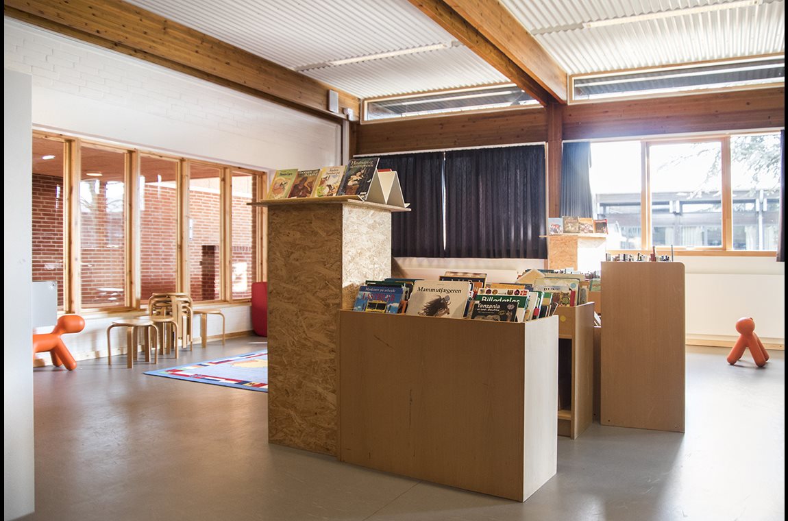 Pilehaveskolen, Vallensbæk, Denmark - School library