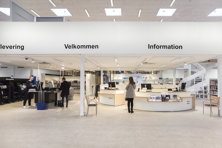 Zone d'accueil (bibliothèque municipale de Hvidovre, Danemark)