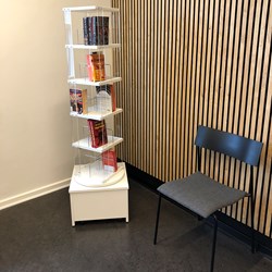 E23483 - Für Taschenbücher/DVDs, mit Rollen