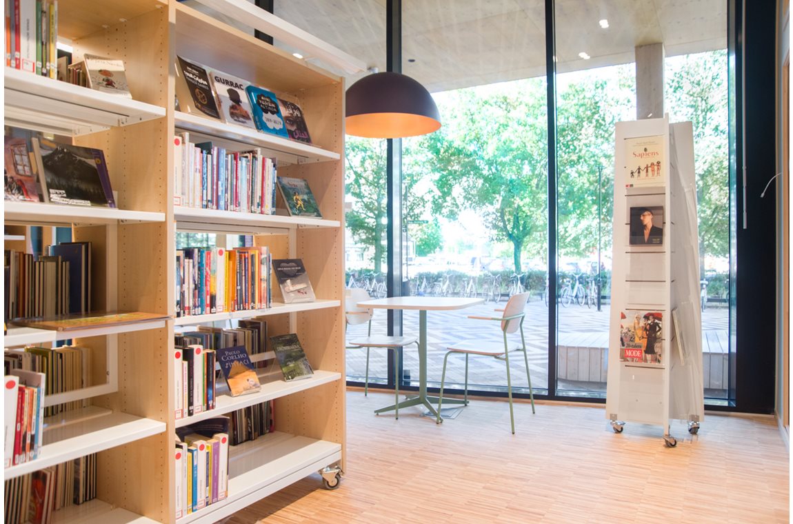 Westerlundska Gymnasium, Enköping, Schweden - Schulbibliothek