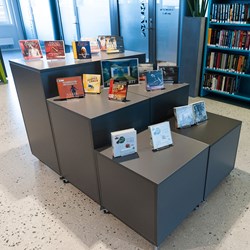 Maria podium met boekenbak